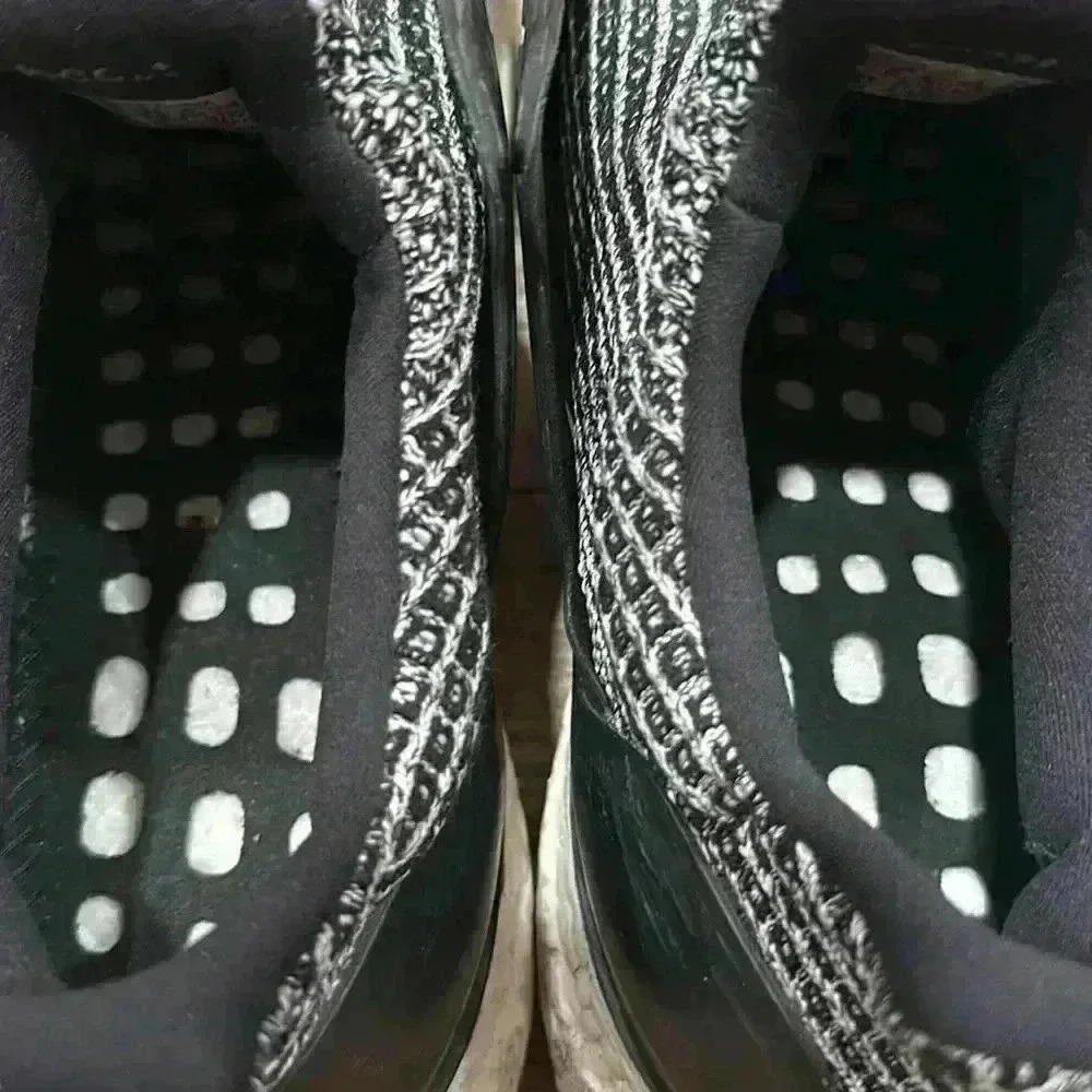 ADIDAS Men’s Ultra Boost Size US 8.5 in Excellent Condition - Picture 8 of 8